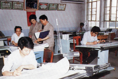 從1984年第一季度到抓管理上登記全面提高企業(yè)素質(zhì)驗收前，采取分線檢查、總結(jié)成績、找出差距、提出措施、限期整改的方法，使各項工作在整頓中鞏固提高，在鞏固提高中進(jìn)行再整頓，再提高。