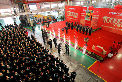 推土機事業(yè)部總裝工廠隆重舉行推土機第50000臺下線慶典儀式。這一激動人心的歷史時刻標(biāo)志著50000臺不僅僅是一個數(shù)量的積累，更是山推管理水平、生產(chǎn)規(guī)模、制造技術(shù)、研發(fā)能力、銷售能力等綜合能力的體現(xiàn)，標(biāo)志著山推推土機產(chǎn)業(yè)整體實力進(jìn)一步增強，是從量變到質(zhì)變的飛躍。