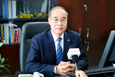 張秀文董事長在接受中國山東網(wǎng)專題采訪時，就公司踐行“厚道魯商”倡樹行動進(jìn)行回答，介紹了山推把“仁義、誠信、厚道”的文化精髓融入到生產(chǎn)經(jīng)營的全過程的典型做法和“誠敬做產(chǎn)品，誠信做企業(yè)”的經(jīng)營理念，在工程機械行業(yè)樹立起了“厚德堅韌”的山東國企形象