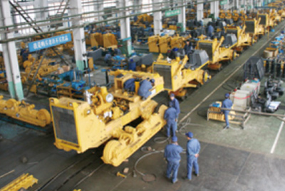 山推牌TY320C推土機在裝配分廠試驗車間順利下線，標(biāo)志著“山推”系列推土機在技術(shù)性能和結(jié)構(gòu)造型水平上又上了一個新的臺階。