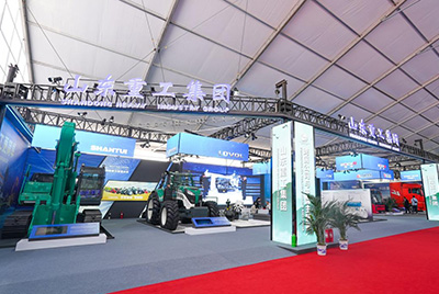 2023跨國公司與中國主題展在青島國際會議中心海上大壩舉辦， 山推股份攜EE225電挖、SRD13-C6U無人駕駛壓路機和純電裝載機隨團(tuán)參展。